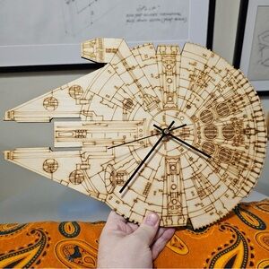Millennium Falcon wall clock, wood (2/2)